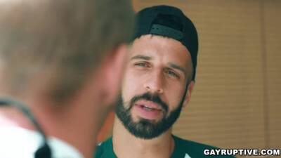 Romeo Davis - Ryan Jordan - Romeo Davis helping the homeless man to have some food in his apartment - boyfriendtv.com
